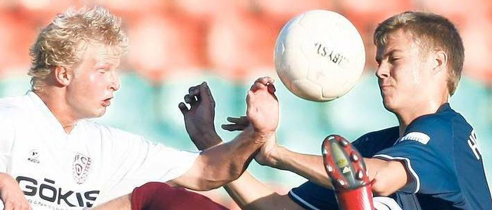 Berliner Männerballett. Viele gemeinsame Auftritte hatten der BFC Dynamo und Hertha BSC nicht. 2007 haben sie sich schon mal im Jahnsportpark getroffen, Jeff Kayser (l.) für Dynamo, Gastspieler Holmar Sverrisson für Hertha.