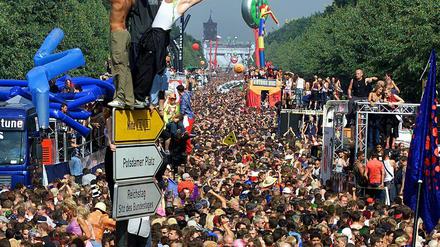 Wie kommt man da nur wieder runter? Berliner Loveparade 2001.