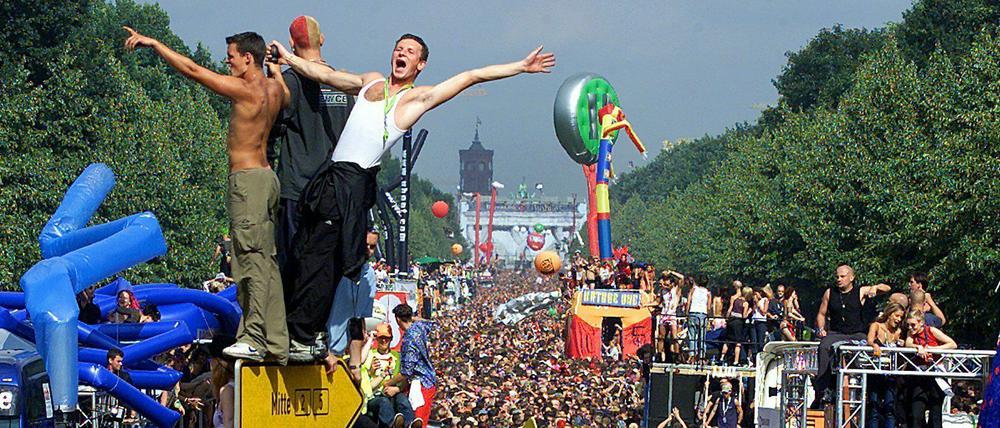 Wie kommt man da nur wieder runter? Berliner Loveparade 2001.