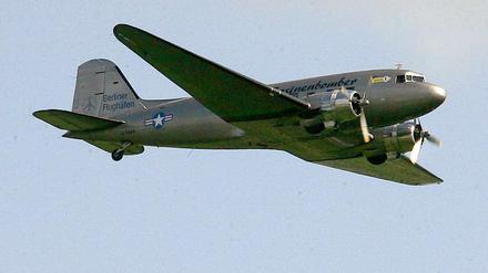 Mehr als 60 Jahre nach seinem ersten Einsatz ist jetzt Schluss: Der Rosinenbomber fliegt nicht mehr. Die Aufnahmen der letzten Landung in unserer Bildergalerie...
