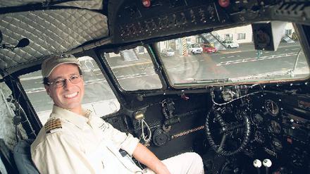 Mann der Stunde. Keiner kennt den Rosinenbomber so gut wie Chefpilot Martin Müller. 1700 Flugstunden hat der zweifache Vater aus Steglitz auf diesem Sitz absolviert. Am 19. Juni rettete er mit seiner Notlandung Crew und Passagieren das Leben. Für dieses Bild hatte er sich während Wartungsarbeiten noch in Tempelhof ins Cockpit gesetzt.