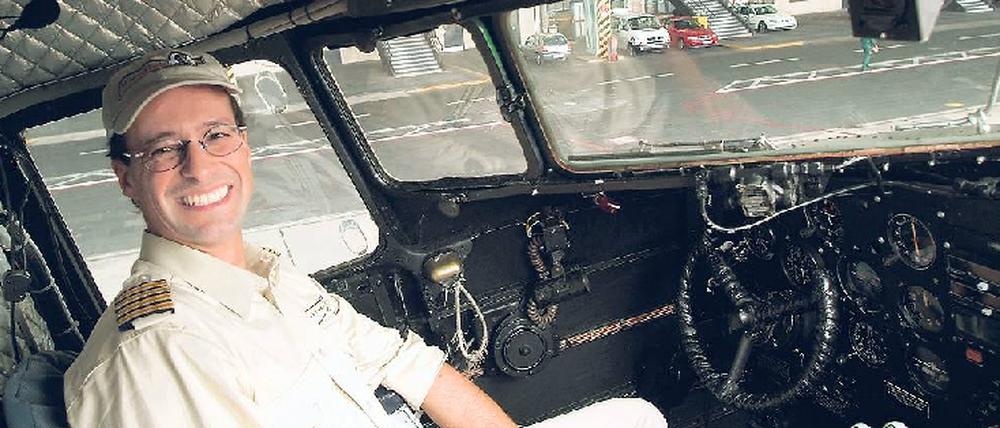 Mann der Stunde. Keiner kennt den Rosinenbomber so gut wie Chefpilot Martin Müller. 1700 Flugstunden hat der zweifache Vater aus Steglitz auf diesem Sitz absolviert. Am 19. Juni rettete er mit seiner Notlandung Crew und Passagieren das Leben. Für dieses Bild hatte er sich während Wartungsarbeiten noch in Tempelhof ins Cockpit gesetzt. 