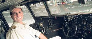 Mann der Stunde. Keiner kennt den Rosinenbomber so gut wie Chefpilot Martin Müller. 1700 Flugstunden hat der zweifache Vater aus Steglitz auf diesem Sitz absolviert. Am 19. Juni rettete er mit seiner Notlandung Crew und Passagieren das Leben. Für dieses Bild hatte er sich während Wartungsarbeiten noch in Tempelhof ins Cockpit gesetzt.