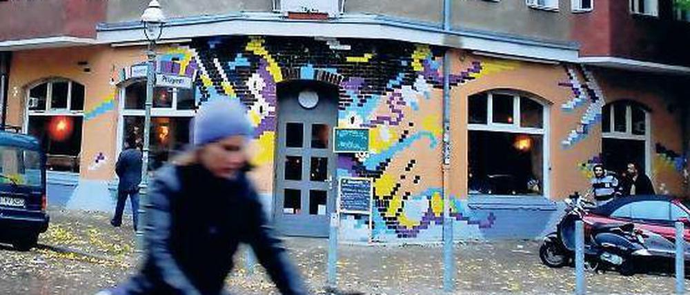 Die Jungen haben den Kiez verändert. Die Pflügerstraße verliert ihre Etablissements. 