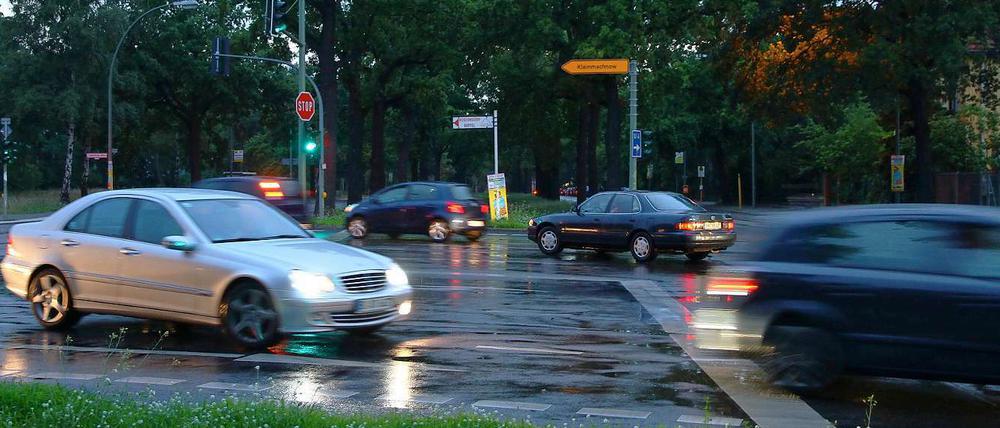 Die Potsdamer Chaussee wird gesäumt von Alleebäumen, es durchzieht sie ein breiter Mittelstreifen. Sie ist Berlins prächtigste und grünste Ausfallstraße.