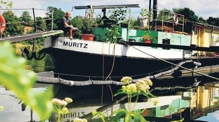 Christian Elissavitis Lilge hat sich für ein Refugium auf dem Wasser entschieden. In einer Hausbootkolonie im Westhafen liegt seine „Müritz“, ein 40-Meter-Lastkahn, den der Kunsttischler sich zum Traumhäuschen umbaut.