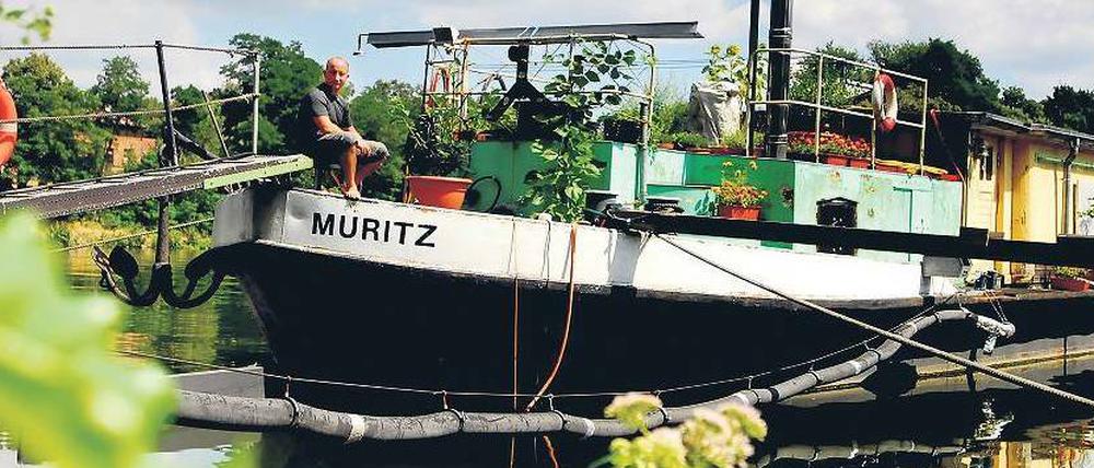 Christian Elissavitis Lilge hat sich für ein Refugium auf dem Wasser entschieden. In einer Hausbootkolonie im Westhafen liegt seine „Müritz“, ein 40-Meter-Lastkahn, den der Kunsttischler sich zum Traumhäuschen umbaut.