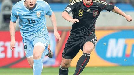 Gejagt. Nicht nur Uruguays Diego Pérez war Mesut Özil zuletzt auf den Fersen. Foto: dpa