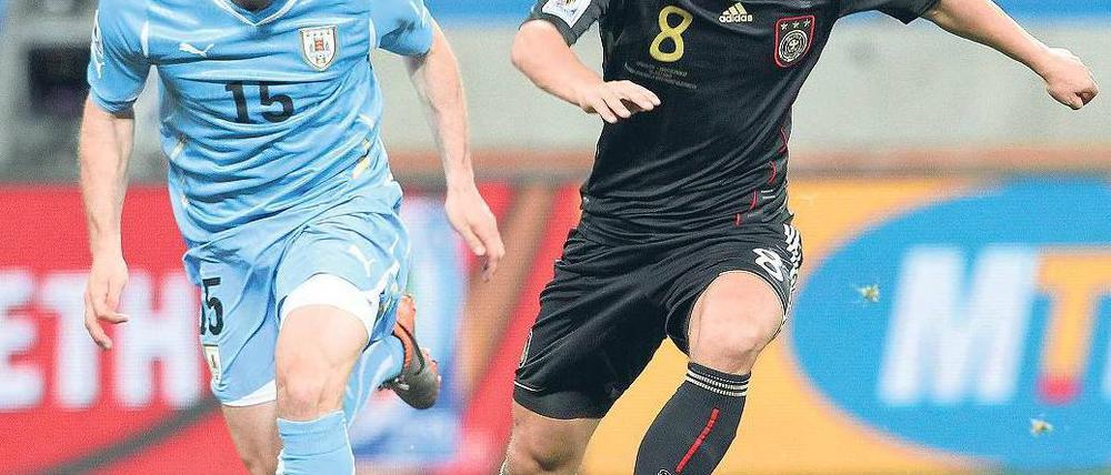 Gejagt. Nicht nur Uruguays Diego Pérez war Mesut Özil zuletzt auf den Fersen. Foto: dpa