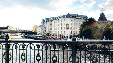 Schiffbauerdamm in Mitte: Ein Seitensprung. Der Schiffbauerdamm gesehen von der Weidendammbrücke. Und immer noch ist die Spree bleigrau wie einst.