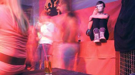 Immer auf Empfang. Die Party ist gut – und trotzdem kann es nicht schaden, das Handy zu checken. Vielleicht gibt es ja noch bessere Optionen. Foto: Caro / Keunecke