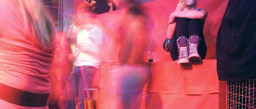 Immer auf Empfang. Die Party ist gut – und trotzdem kann es nicht schaden, das Handy zu checken. Vielleicht gibt es ja noch bessere Optionen. Foto: Caro / Keunecke