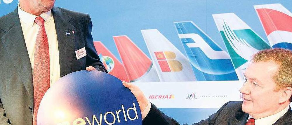 Air Berlin landet in der Allianz. Der Chef von British Airways, Willie Walsh (rechts), überreicht dem Air-Berlin-Vorstandsvorsitzenden Joachim Hunold am Dienstag in Berlin das Logo des gemeinsamen Bündnisses. 