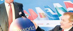 Air Berlin landet in der Allianz. Der Chef von British Airways, Willie Walsh (rechts), überreicht dem Air-Berlin-Vorstandsvorsitzenden Joachim Hunold am Dienstag in Berlin das Logo des gemeinsamen Bündnisses. 