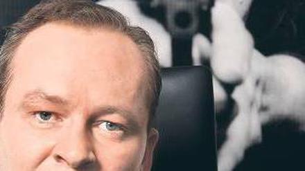 Am Arbeitsplatz. Ferdinand von Schirach (45) in seiner Berliner Anwaltskanzlei, im Hintergrund ein Poster mit Iris Berben als TV-Kommissarin.