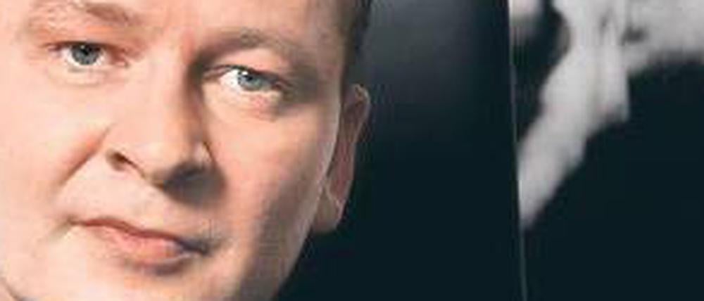 Am Arbeitsplatz. Ferdinand von Schirach (45) in seiner Berliner Anwaltskanzlei, im Hintergrund ein Poster mit Iris Berben als TV-Kommissarin. 