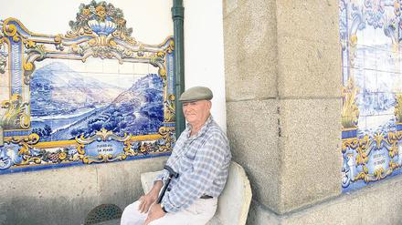 Als Kleinod gilt der Bahnhof von Pinhão, mitten im Weinbaugebiet am Rio Douro. Die traditionellen Kacheln (Azulejos) erzählen die Geschichte der Region. 