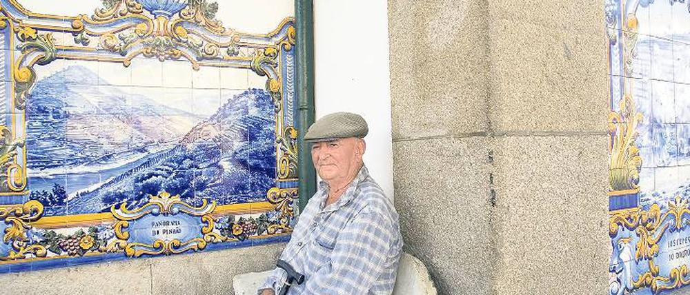 Als Kleinod gilt der Bahnhof von Pinhão, mitten im Weinbaugebiet am Rio Douro. Die traditionellen Kacheln (Azulejos) erzählen die Geschichte der Region.