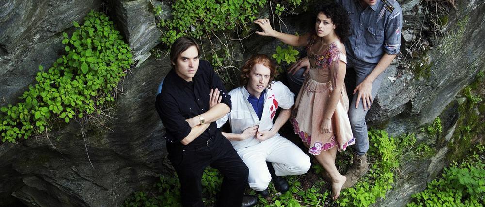 Arcade Fire mit Sänger Win Butler (rechts)