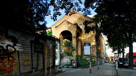 Friedrichshains Broadway: Die Boxhagener Straße. Die „Theaterkapelle“, ein neoromanisches Friedhofsgebäude, wurde 1879 erbaut.