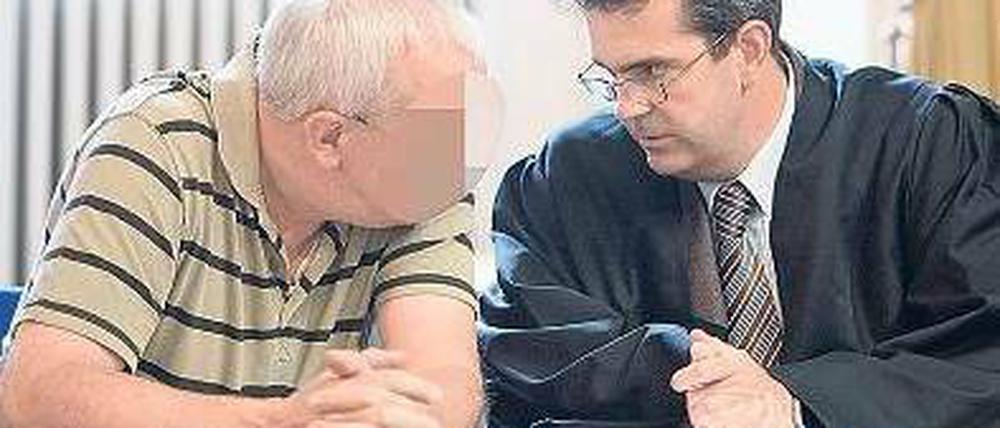 Horst-Werner N. mit Anwalt. 