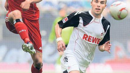 So wird geschossen. Der Hamburger Dennis Diekmeier macht Alexandru Ionita vor, was man in Köln eigentlich von dem rumänischen Stürmer erwartet. 