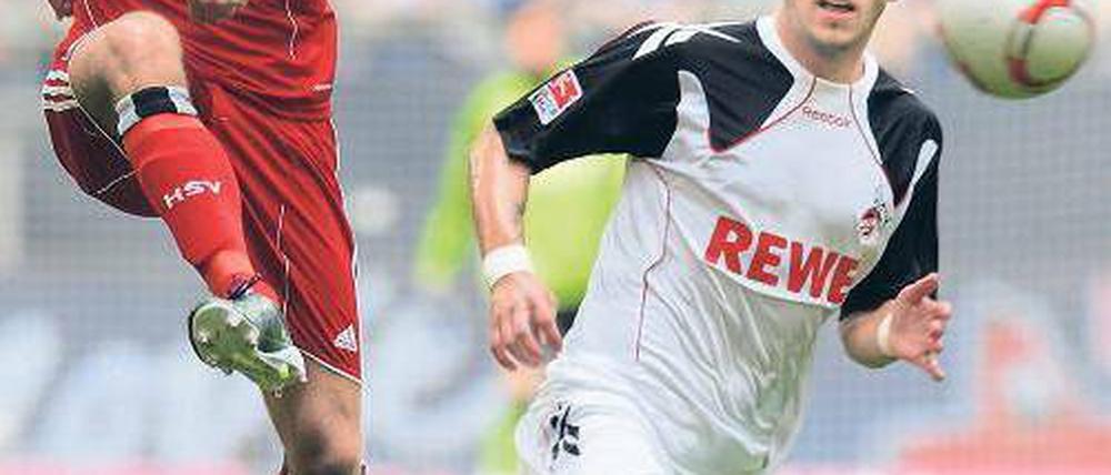 So wird geschossen. Der Hamburger Dennis Diekmeier macht Alexandru Ionita vor, was man in Köln eigentlich von dem rumänischen Stürmer erwartet. 