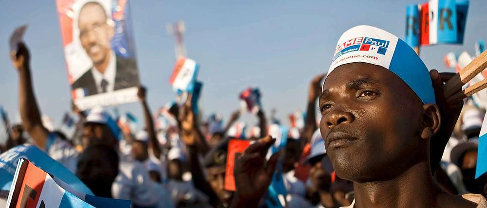 Anhänger von Präsident Kagame rühren die Werbetrommel.