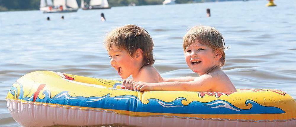 Nischt wie raus nach Wannsee. Im Strandbad macht das Plantschen bald noch mehr Spaß. Die Anlage soll verpachtet werden und ein Biergarten entstehen. Foto: dpa