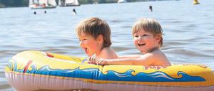 Nischt wie raus nach Wannsee. Im Strandbad macht das Plantschen bald noch mehr Spaß. Die Anlage soll verpachtet werden und ein Biergarten entstehen. Foto: dpa