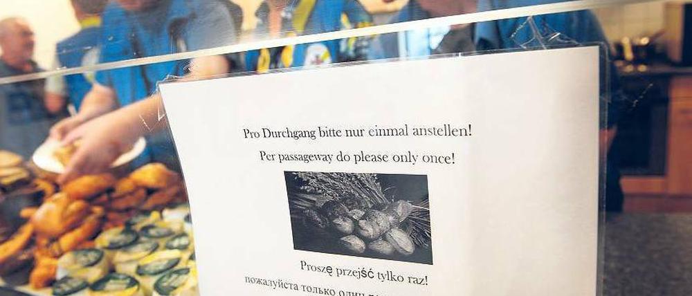 Mehrsprachig. Viele der Hilfsbedürftigen stammen aus dem Ausland. Die Lebensmittel sind großenteils Spenden. Foto: Uwe Steinert
