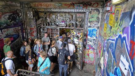 Hier steht vielleicht bald keiner mehr Schlange: Dem Kunsthaus Tacheles an der Oranienburger Straße in Mitte droht die Räumung.