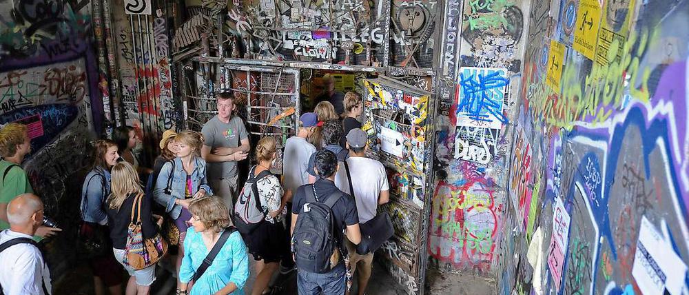 Hier steht vielleicht bald keiner mehr Schlange: Dem Kunsthaus Tacheles an der Oranienburger Straße in Mitte droht die Räumung.