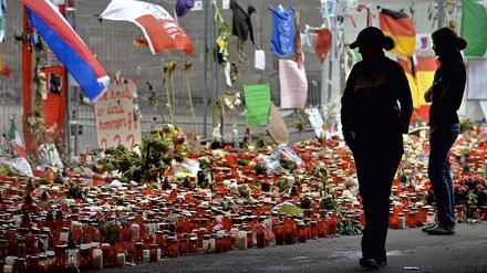 Die Trauer um die Opfer der Loveparade hält an.