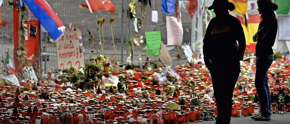 Die Trauer um die Opfer der Loveparade hält an.