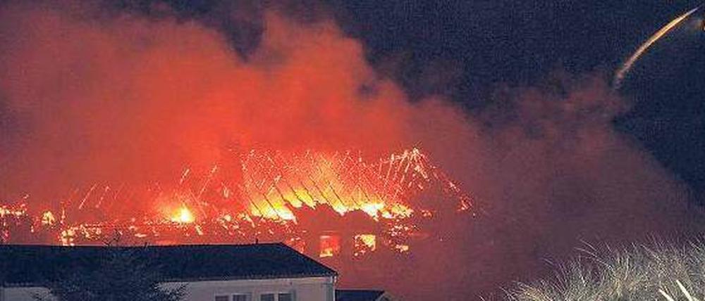 Brennende Insel. Die Ursache der vielen Feuer ist noch nicht geklärt. 