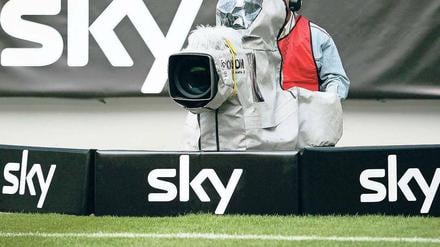 Die Pay-TV-Strategie von Rupert Murdoch ist simpel: Sorge dafür, dass die beliebteste Nationalsportart nur noch gegen Geld zu empfangen ist, und der Erfolg ist – siehe Großbritannien oder Australien – garantiert. Nicht so in Deutschland. Hier muss Sky-Chef Brian Sullivan einen neuen Millionenverlust ausgleichen. 