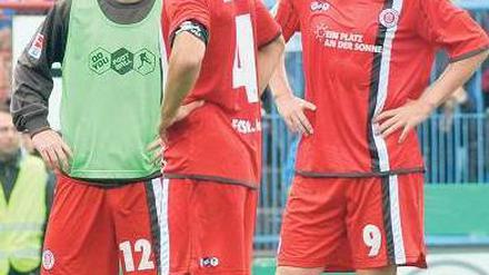 Zu hüftsteif. Die Spieler des Aufsteigers St. Pauli enttäuschten. Foto: dpa