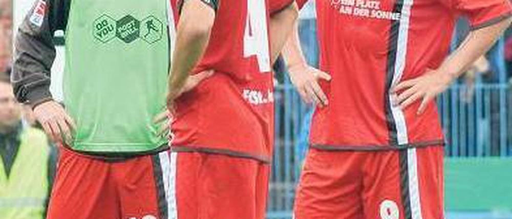 Zu hüftsteif. Die Spieler des Aufsteigers St. Pauli enttäuschten. Foto: dpa