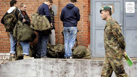 Bald nur noch freiwillig? Rekruten vor der Brueckberg-Kaserne in Siegburg.
