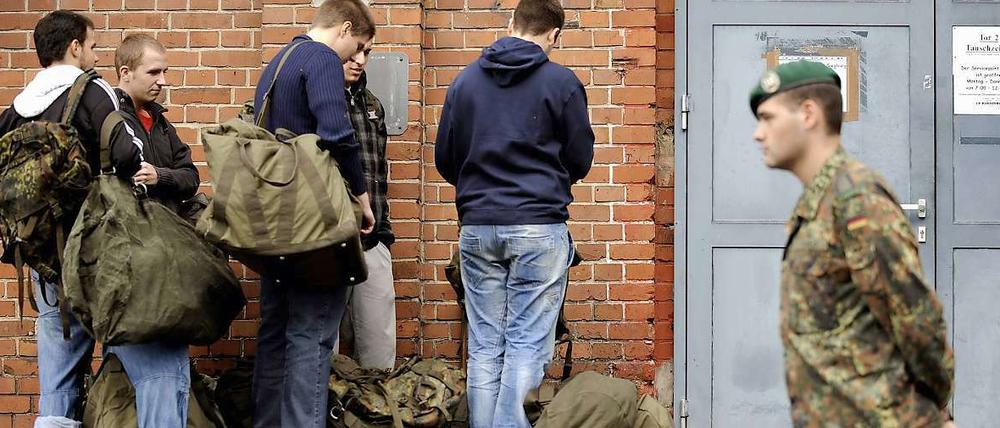 Bald nur noch freiwillig? Rekruten vor der Brueckberg-Kaserne in Siegburg.