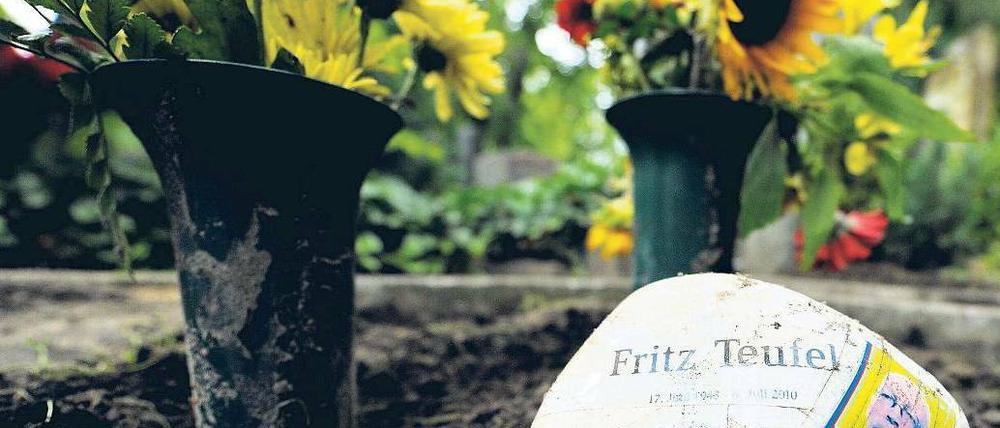 Keine Ruhe. Fritz Teufels Grab gestern: aufgewühlte Erde, die Urne entwendet, seine Asche verstreut. Foto: ddp