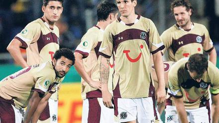 Gruppenverzweiflung. Die Spieler von Hannover 96 können ihre Niederlage gegen den SV Elversberg nicht fassen.