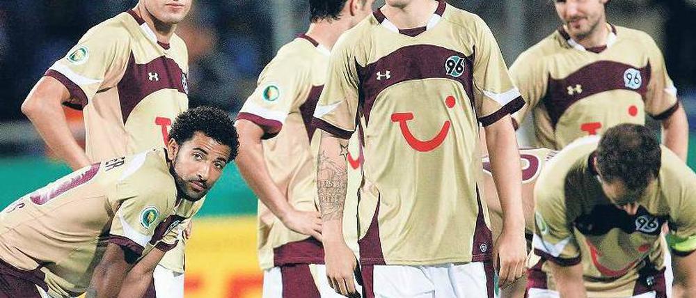 Gruppenverzweiflung. Die Spieler von Hannover 96 können ihre Niederlage gegen den SV Elversberg nicht fassen. 