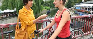 Die Journalistin Monika Müller-Kroll (l.) berichtet für National Public Radio aus Berlin. 