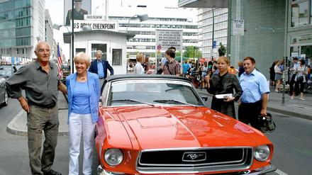 Fluchthelfer und Geflüchtete mit dem Wagen von damals.