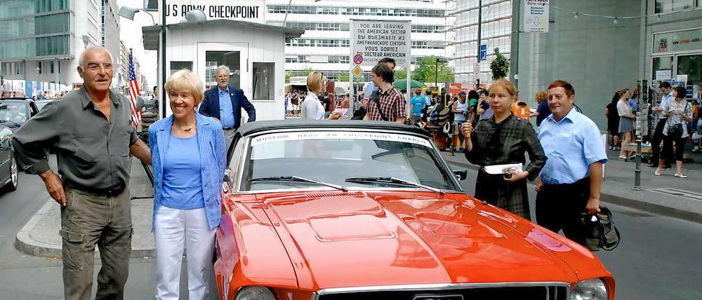 Fluchthelfer und Geflüchtete mit dem Wagen von damals.