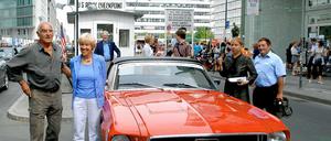 Fluchthelfer und Geflüchtete mit dem Wagen von damals.
