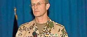 Der Brigadegeneral der Bundeswehr, Josef Dieter Blotz (43), ist seit April 2010 Sprecher der Internationalen Afghanistan-Schutztruppe Isaf.