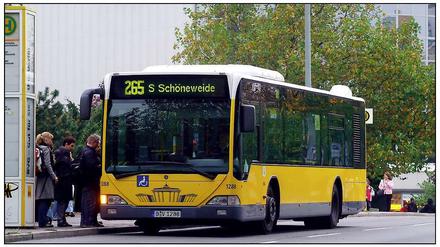 Wer in einen Bus einsteigt und keinen Sitzplatz bekommt, sollte sich gut festhalten, rät die BVG.